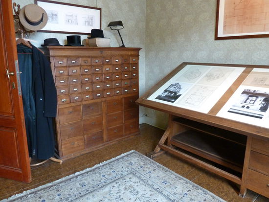 Die Wohnräume sind hier nicht abgebildet, da sie zwar sehr sehenswert sind, aber keine Besonderheiten hinsichtlich Jugendstil bieten. Das Arbeitszimmer enthält jedoch die zahlreichen Abbildungen leider zerstörter Gebäude.
