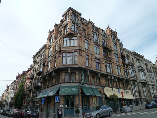 Ecke rue Josaphat / av. Louis Bertrand (Nordwest) - mit chickem Jugenstilrestaurant (leider sonntags geschlossen)
