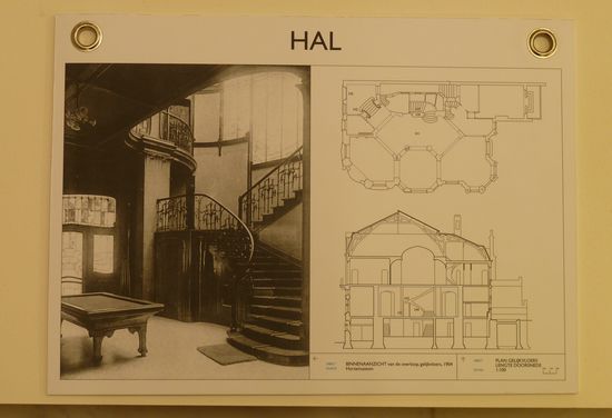 Durch die Eingangshalle kann man in drei sechs- bzw. achteckige Zimmer gelangen. Der Standort des ausgestellten Billardtisches läßt sich ablesen