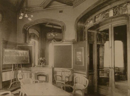 Die Galerie - von den Stühlen, Tischen und Armsesseln sind eine ganze Reihe ausgestellt.