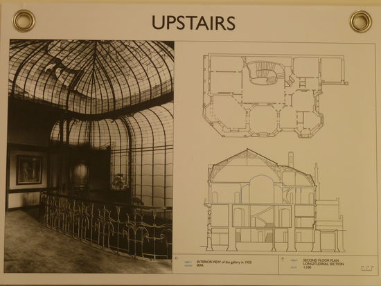 über dem Treppenhaus befindet sich ein lichtspendendes Glasdach - ein typisches Bauelement belgischen Jugendstils
