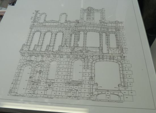 Ein Architekt, der an den Arbeiten beteiligt war, dem man den Enthusiasmus für sein Projekt anmerken konnte, gab eine detaillierte Einführung. Der Blick auf den Steinplan konnte helfen sich nachher 'in der Fassade zurechtzufinden'. Zur Betrachtung der Fassade war ein Podest (siehe Bild oben) aufgebaut.