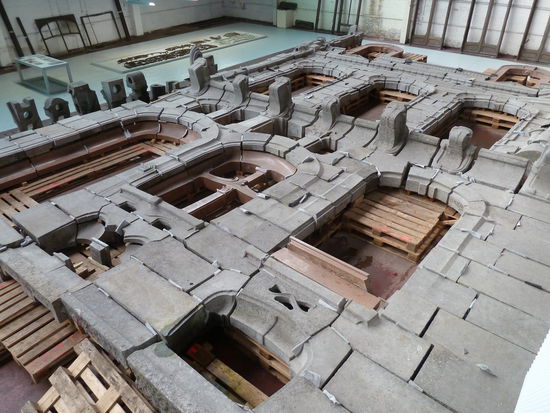 linker Fassadenteil - im oberen Teil kann man die Auflagen für den Balkon der 1. Etage erkennen