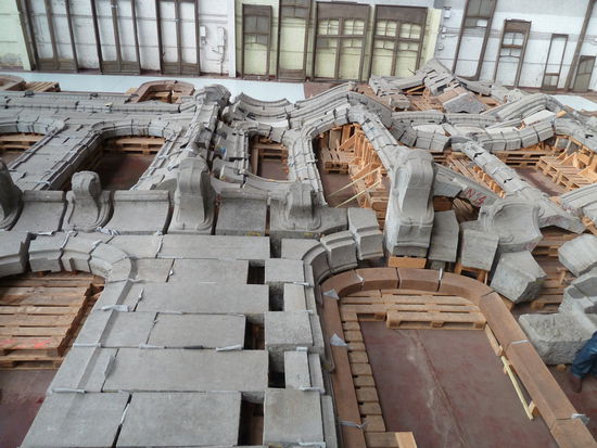 mittlerer Fassadenteil - im oberen hat man die Steine des Erkers etwas erhöht hingelegt, um den räumlichen Effekt zu erhöhen