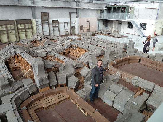 rechter Fassadenteil - unser Architekt gibt weiterhin Detailerläuterungen - zu erkennen: drei unterschiedliche Steinsorten wurden in der Fassade verarbeitet - leider habe ich die Namen vergessen.