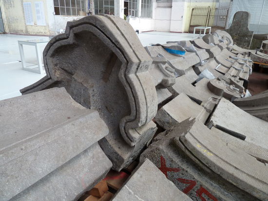 selbst die Entwässerung der Fassade wurde aus Stein gehauen und um Kanten kunstvoll herumgeführt