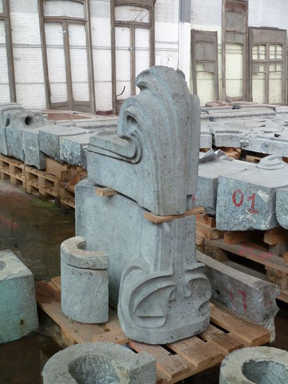 das Fallrohr 'verschwand' verschwand ebenfalls 'im Stein'