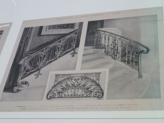 gerettet wurden auch einige schmeideeiserne Gitter und Fenster- bzw. Türrahmen, die natürlich auf dem wechselvollen 'Leidensweg' stark gelitten haben