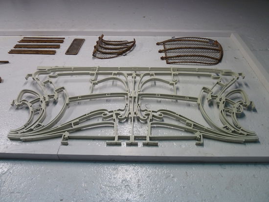 das untere hat man inzwischen bereits restauriert - die Holzrahmen harren noch auf 'Auffrischung'