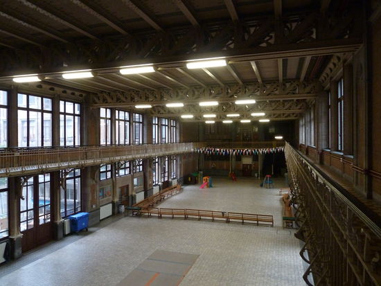 die große Halle - von der aus die Klassenzimmer und auch der Schulhof zu erreichen sind