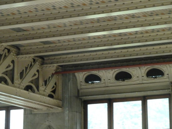 Träger und Traversen mit aufwändigem Dekor