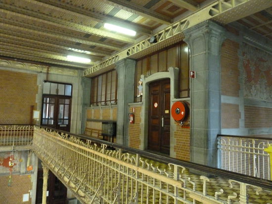 ebenso Geländer und Türeinrahmungen