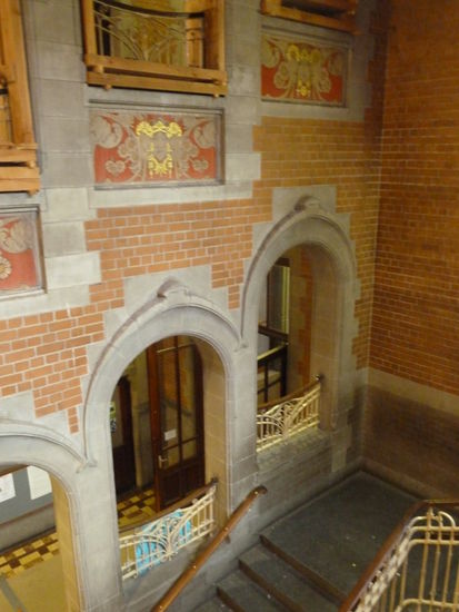Jugendstilmalereien und schmiedeeiserne Gitter im Treppenhaus