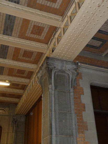 verzierte Steinpfeiler - ungewöhnlich: mit Backstein gemauerte Decken