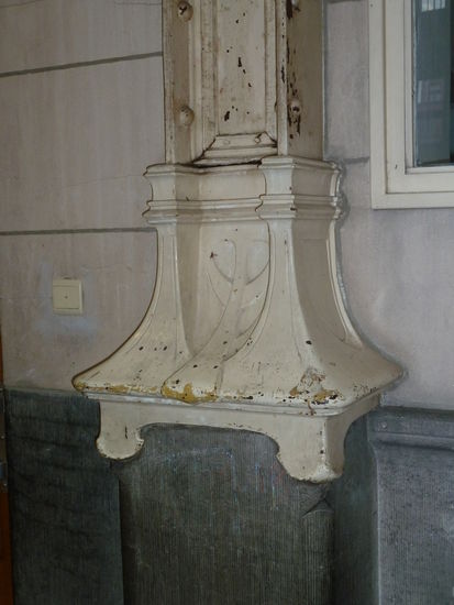 selbst die Verbindung von Steinpfeiler und Stahlstütze wird verziert