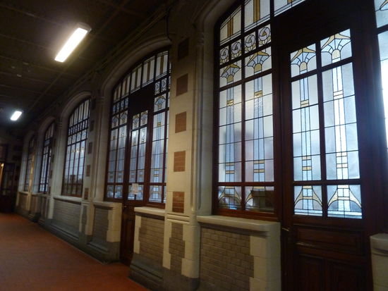 und in den Gängen sind die Fenster natürlich mit Jugenstilmotiven gestaltet