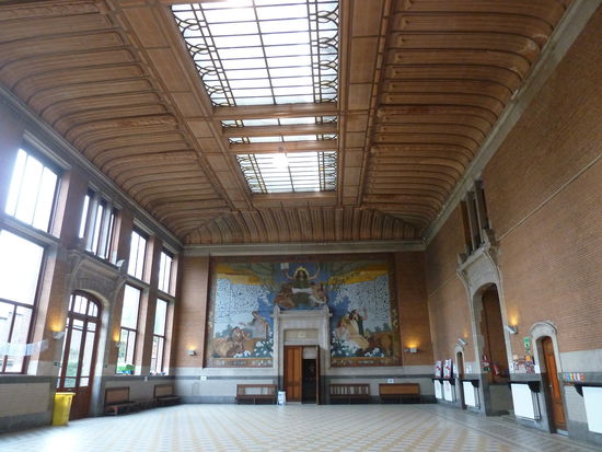 ähnlich zur anderen Schule - die große Halle mit Zugang zu den Klassenzimmern