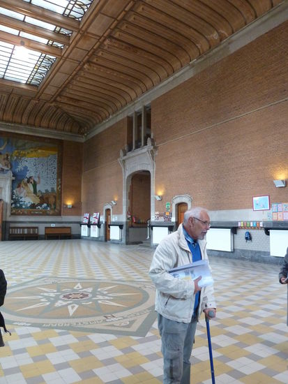 mit pädagogischem Geschick gab der ältere Herr eine tolle Führung - ob er selbst einmal Lehrer war? - die Rosette auf dem Boden zeigt die Himmelsrichtungen und jeweils eine Stadt in und außerhalb Belgiens