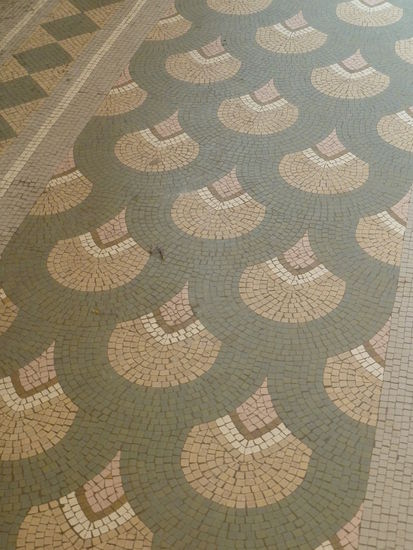 Fliesenmosaik als Umrahmung des Hallenfußbodens