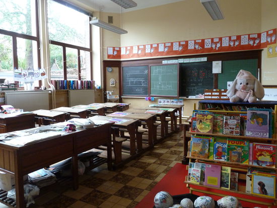 ein Klassenzimmer! ja es ist so noch in Benutzung - mit Bänken, die bei uns heute niemans mehr kennt - auffällig: das Lehrerpult ist hinten!.