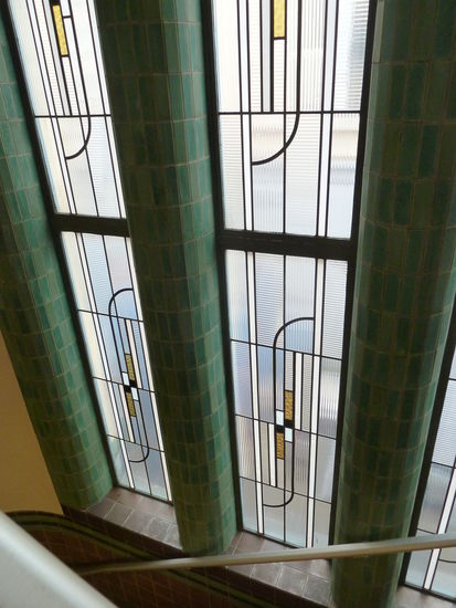 Glasfenster des Treppenhauses innen