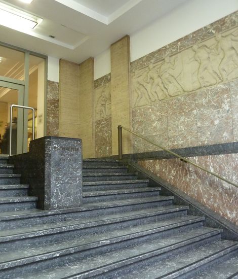 mit imposantem Eingang