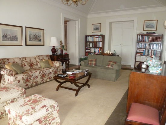 Auch wenn die Schlafräume nicht allzu geräumig sind, man kann in zahlreichen gemütlichen Salons lesen, spielen, ....