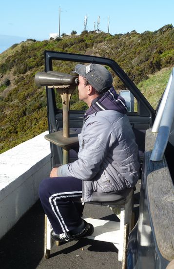 Der Beobachter steht mit den Booten auf dem Atlantik in Funkkontakt und dirigiert sie zu Stellen, an denen er Wale geortet hat.