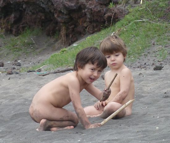 Dreckspatzen auf dem Lavastrand