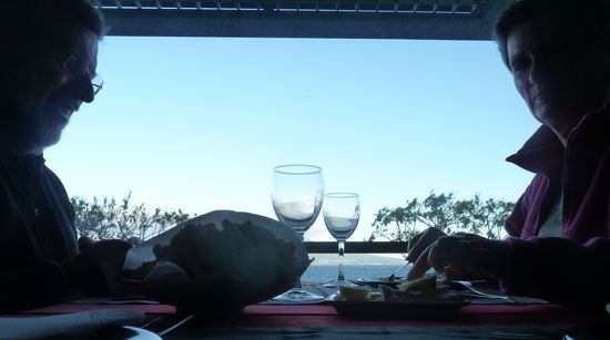 Fensterplatz mit Picoblick (durch die Weingläser)