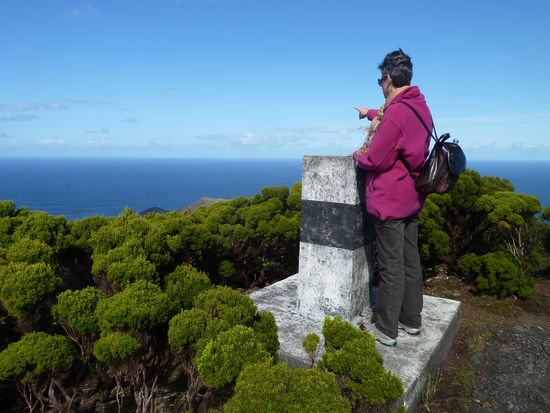 Ulrike zeigt auf den Ponta de Capelinhos