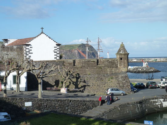 im Hafen sind inzwischen eine Reihe großer 2-und 3-Mast-Segler eingetroffen