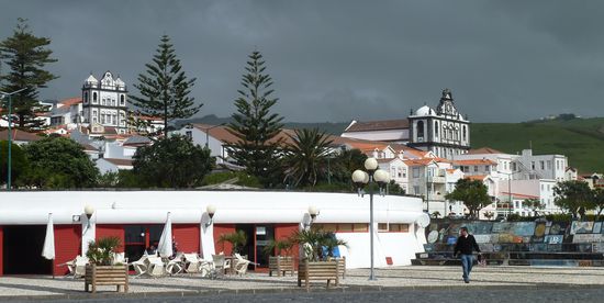 Die Kirchen von Horta - von der Sonne bestrahlt vor rabenschwarzem Himmel