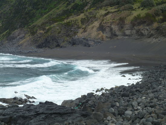 schwarzer Lavastrand an der Nordküste