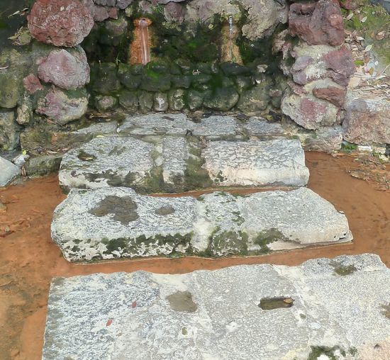 um die Lösungen hier nicht zu verraten, ist das Bild 'oben' beschnitten - deutlich zu erkennen: eine 'Quelle' ist für die hellbraune Farbe verantwortlich