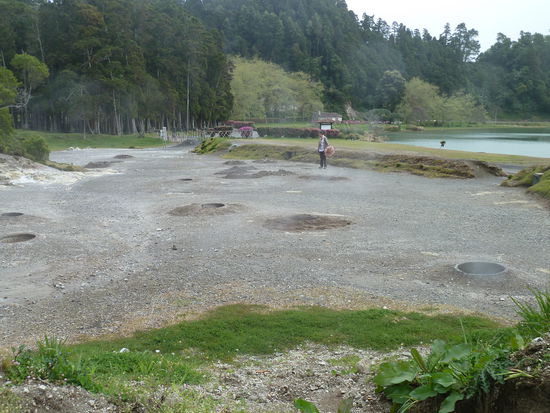 Ulrike zählt schon die Erdlöcher (Aufgabe des Caches), in denen das 'furnas meat stew' gekocht wird.