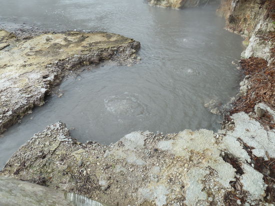 und blubbernde Schlammtümpel