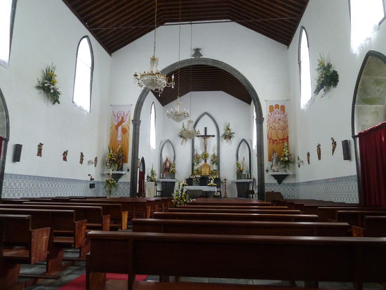 toller Blumenschmuck in der ganzen Kirche - interessant auch. die Fenster der Kirche haben Vorhänge