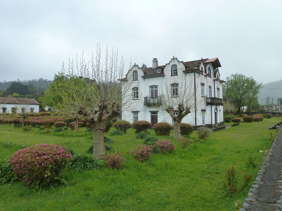 bis auf ein herrschaftliches Haus mit Park sind nur kleine Häuser in dem Ort