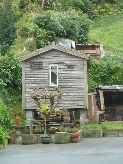 Vorratshäuser auf Stelzen - typisch für diese Gegend