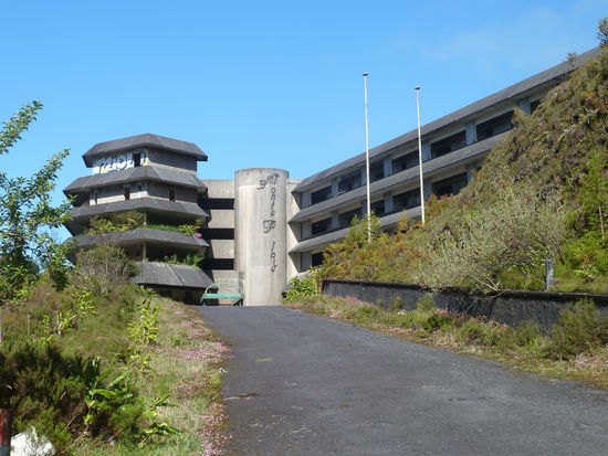 die Überbleibsel eines Luxushotels am schönsten Mirador der Azoren