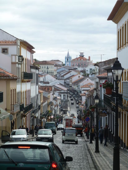 stark befahrene Hauptstrasse Rua da Sé in Angra