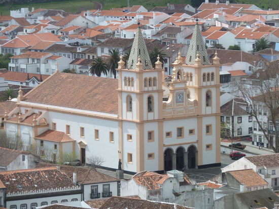 Kathedrale mit Zwillingstürmen - Die Turmkappen erinnern ein wenig an Norditalien