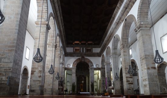 das Innere der Kathedrale mit großem Hochaltar und einer Decke aus Zedernholz