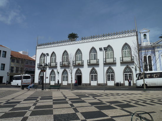 Praça Velha mit repräsentativen Gebäuden