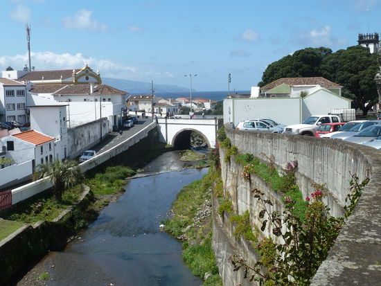 der namengebende Fluß mündet in der Stadt ins Meer, nachdem er in einen schönen Park integriert wurde.