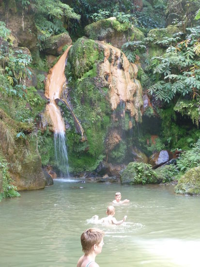Badebecken und Eisenablagerungen am Wasserfall