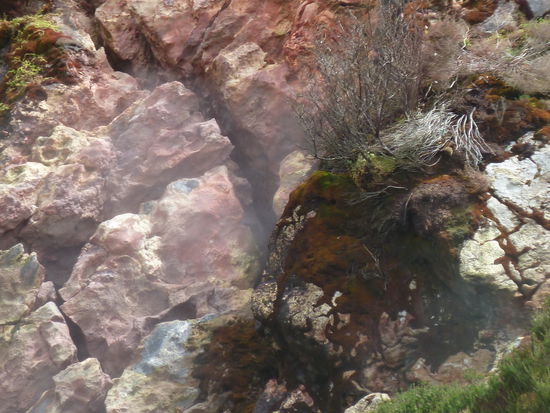 Ständig steigen die Schwefeldämpfe auf