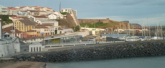 Casa do peixe am Hafen von Angra do Heroismo