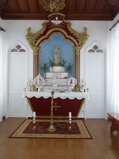 Die Heilig-Geist-Kapelle ist eine der wenigen, in die man hineinsehen konnte - die meisten sind mit blickdichten Gardinen verhangen - verschlossen sind sie alle.